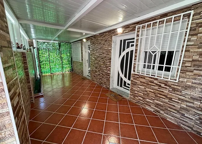 Evans Realty Ce Moderno Espacioso フエンヒロラ