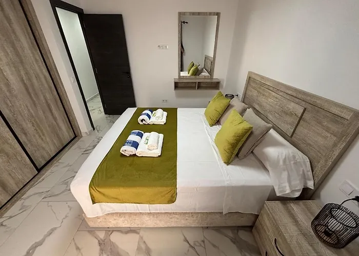 Evans Realty Ce Moderno Espacioso アパート フエンヒロラ